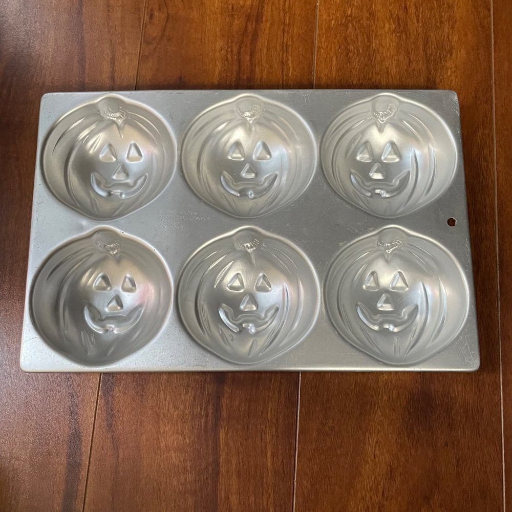 New Vintage 1983 Wilton Mini Pumpkin Cake Pan Mold Halloween - Picture 2 of 7